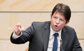 Él es Miguel Uribe Turbay, aspirante a la presidencia de Colombia, fue atacado a balazos; su madre fue asesinada por el narco