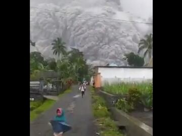 Al menos 1 muerto y 41 heridos por la erupción del volcán indonesio Semeru