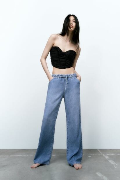 Dua Lipa modela look de cholo y nos regresa a los 90