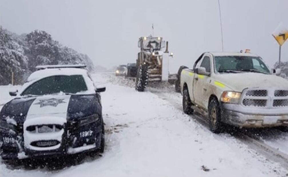 Por intensa nevada, cierran carretera en el norte de Sonora