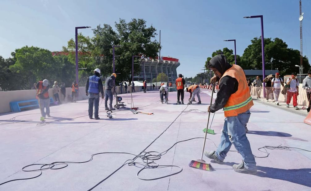 Puente de conexión Tren Ligero-Estadio Banorte
Trabajadores afinan detalles. Para su intervención se destinaron 33.9 millones de pesos, a cargo del Consorcio de Ingenieros Constructores y Consultores. Los ambulantes fueron retirados de la zona. Foto: Fernanda Rojas / EL UNIVERSAL