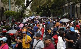 Se registra choque de grupos entre la CNTE; encapuchados se hacen presentes
