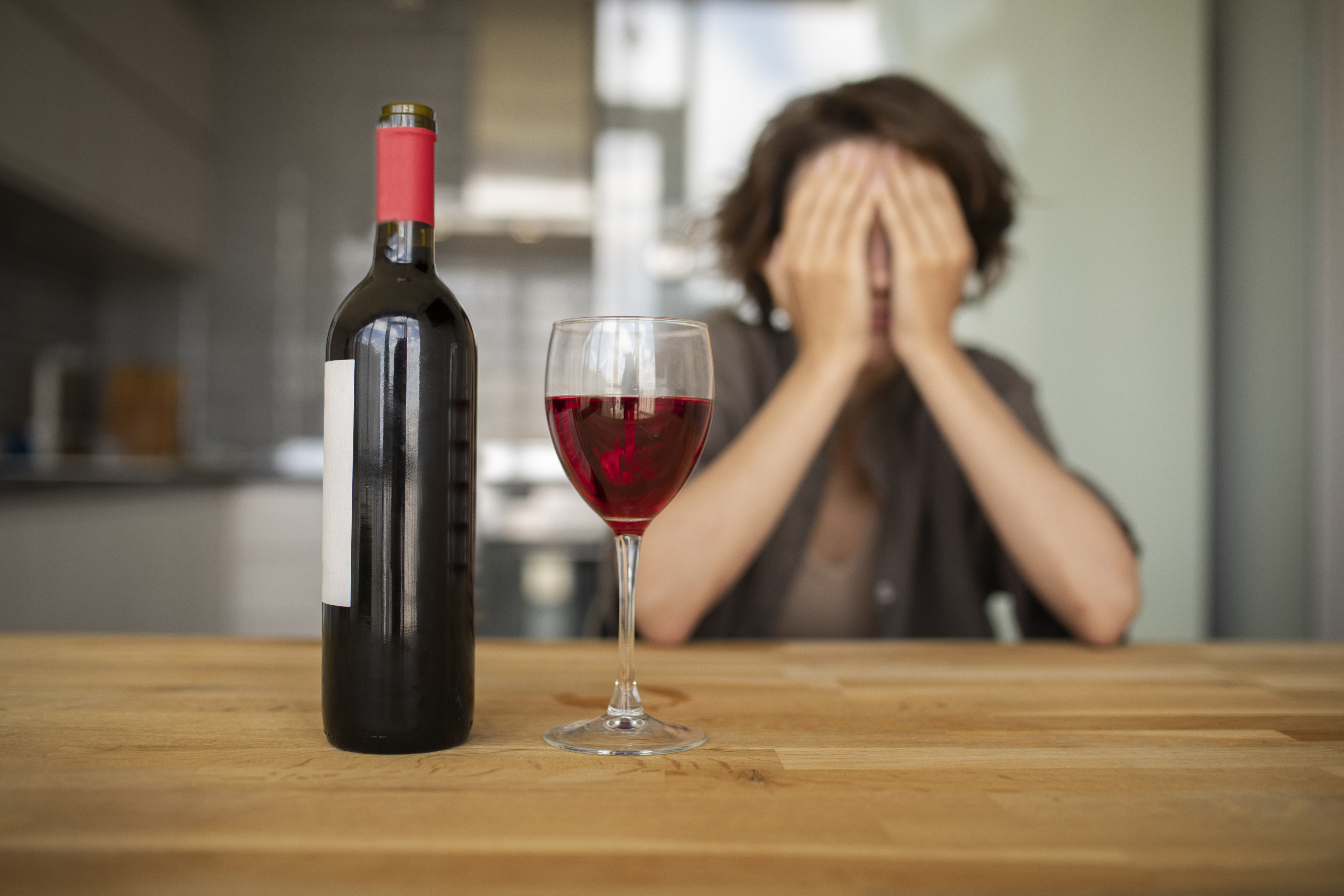 Aunque el vino tiene antioxidantes, su consumo nocturno puede causar sudores y pesadillas. Foto: Frepik