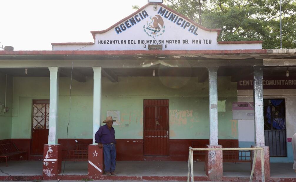 En la madrugada del 3 de mayo de 2020, 30 ciudadanos acudieron a liberar a los detenidos. Para lograrlo incendiaron vehículos, viviendas y agredieron a la policía comunitaria. El techo de la Agencia Municipal de Huazantlán del Río quedó manchado de negro. Foto: Valente Rosas.