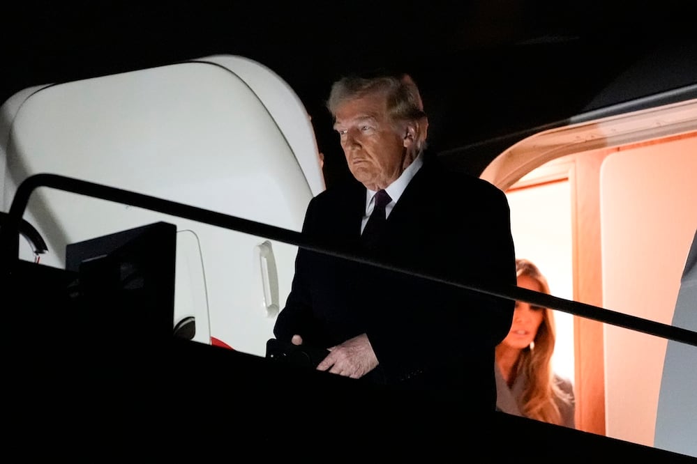 El presidente electo Donald Trump y Melania Trump descienden de un avión de la Misión Especial de la Fuerza Aérea cuando llegan al Aeropuerto Internacional de Dulles, el sábado 18 de enero de 2025, en Dulles, Virginia. Foto: AP/Archivo