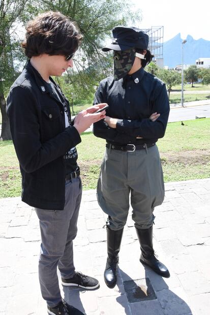 Cristian y Argol, según dijeron llamarse, y ser originarios de Guadalajara y Saltillo, expusieron que su intención es pronunciarse contra las políticas actuales, inconformes por la forma en que funciona el sistema de gobierno y de partidos políticos / Foto: Emiliano Vásquez. EL UNIVERSAL