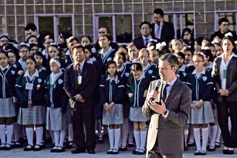 El secretario de Educación Pública, Aurelio Nuño Mayer, acudió ayer a la primaria Sor Juana Inés de la Cruz de la delegación Venustiano Carranza de la Ciudad de México, donde participó en la ceremonia de honores a la Bandera (ISAAC ESQUIVEL. CUARTOSCURO)