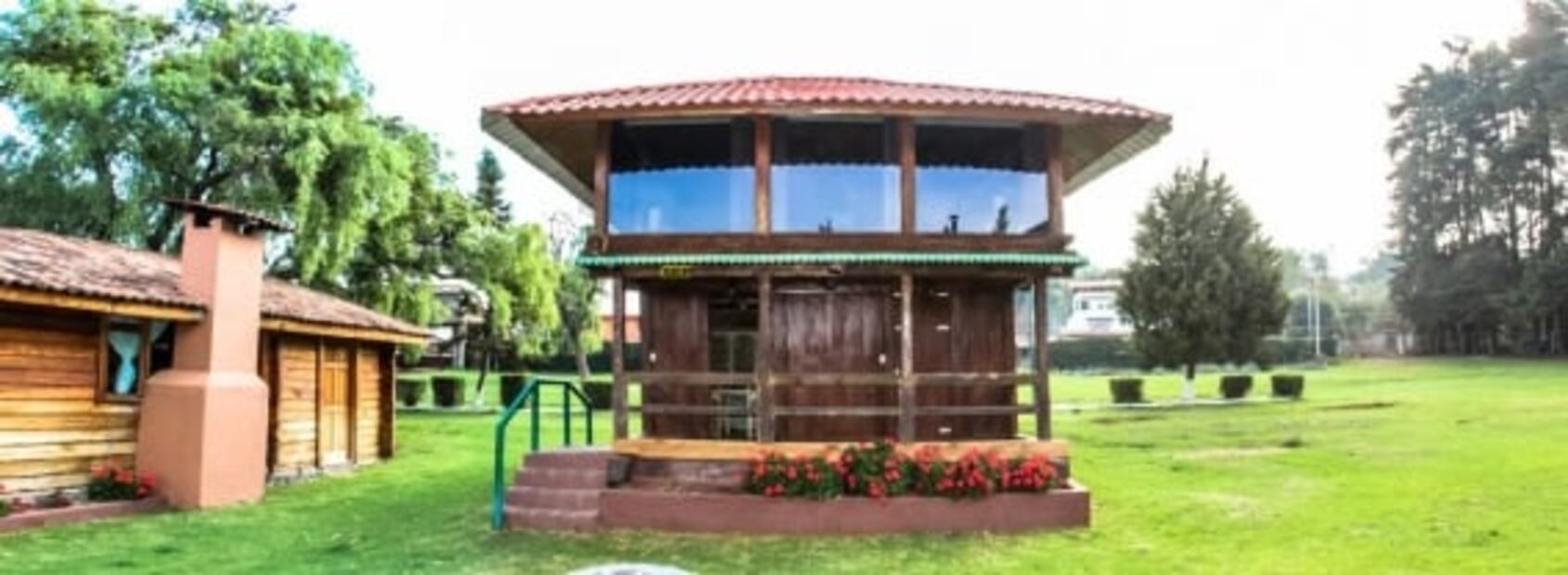 Cabañas en el lago Zirahuén y su parque de aventuras, en Michoacán