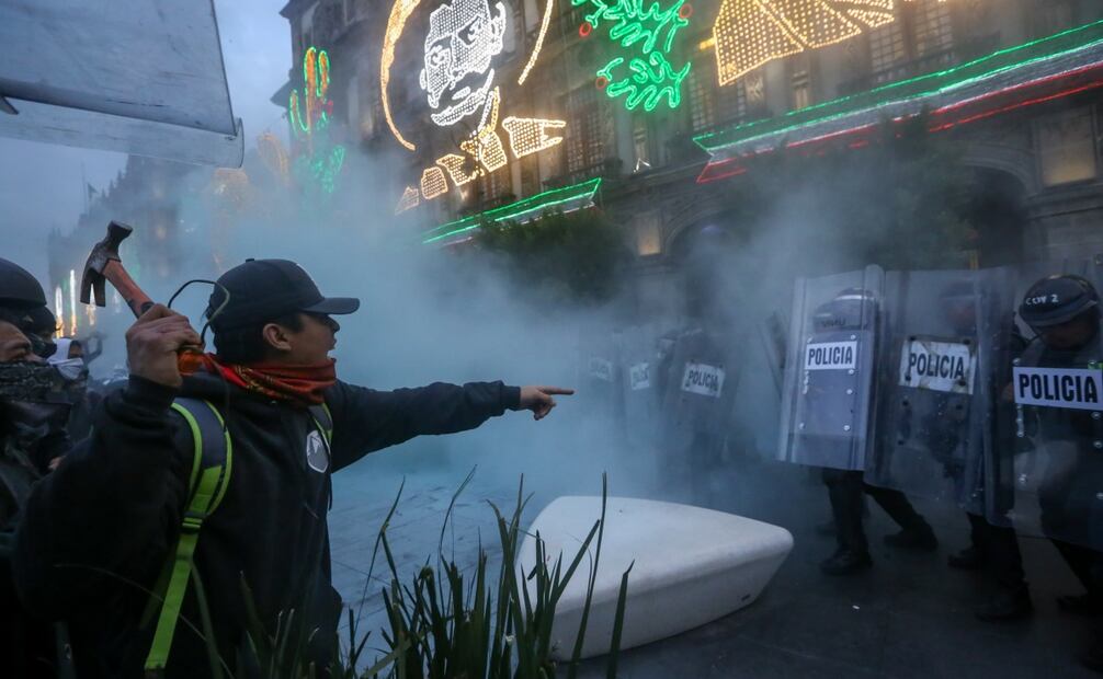 Disturbios durante el paso de la marcha del 2 de Octubre  y enfrentamientos de manifestantes en contra de la policía, en el Zócalo capitalino. Foto: Luis Camacho/EL UNIVERSAL