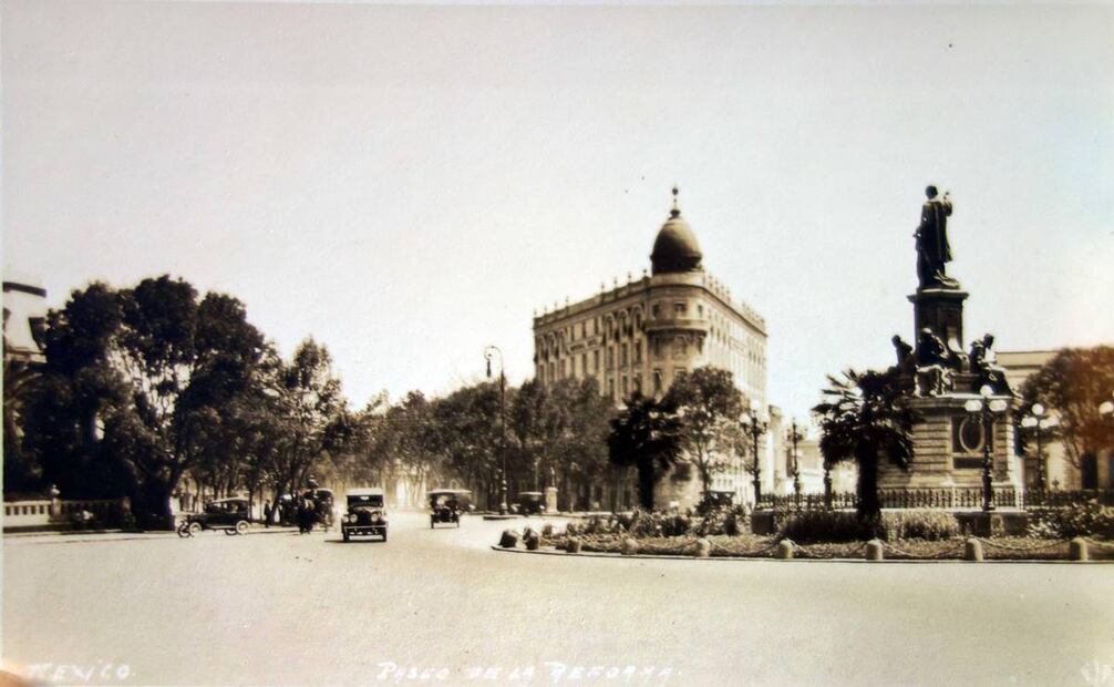 Automóviles a toda velocidad sobre Paseo de la Reforma, años veinte. Colección Villasana.