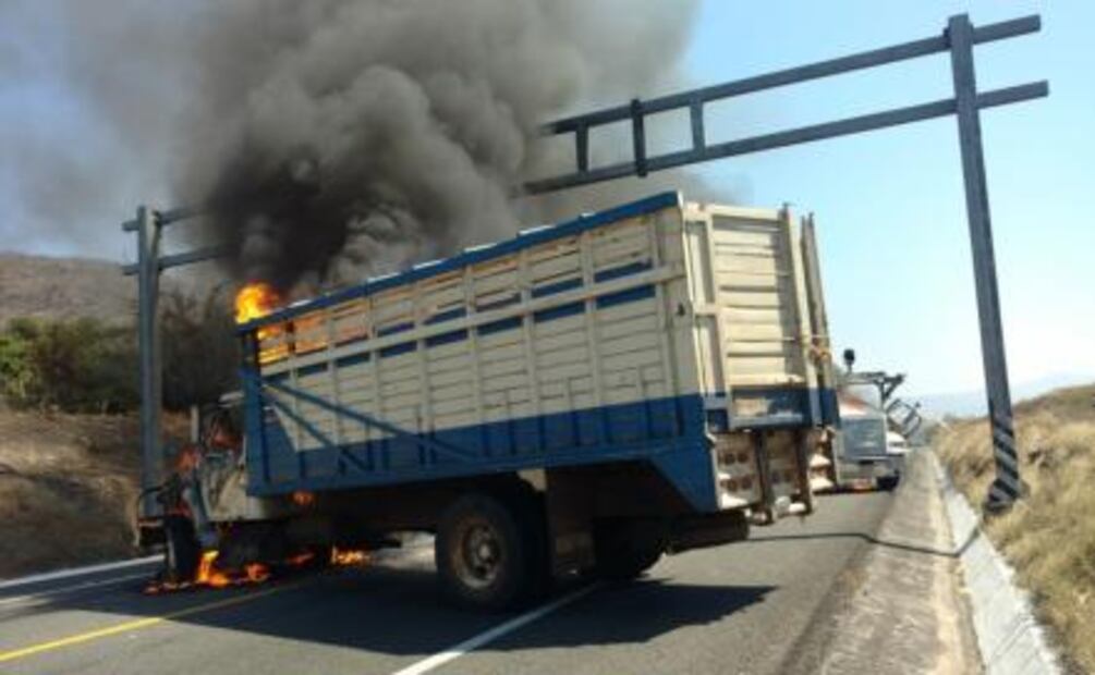 Reportan 12 bloqueos carreteros y 19 autos incendiados en Michoacán