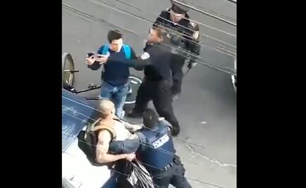 Video. Policías someten a joven que filmaba detención en la Roma