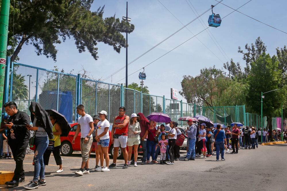En Iztapalapa, las largas filas se apreciaron desde las 7 de la mañana hasta el mediodía. Foto: Luis Camacho | El Universal