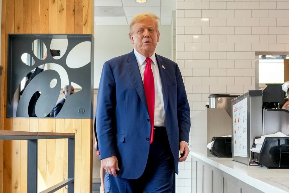 El candidato presidencial republicano, el expresidente Donald Trump, visita un restaurante Chick-fil-A, el miércoles 10 de abril de 2024, en Atlanta. (Foto AP/Jason Allen)