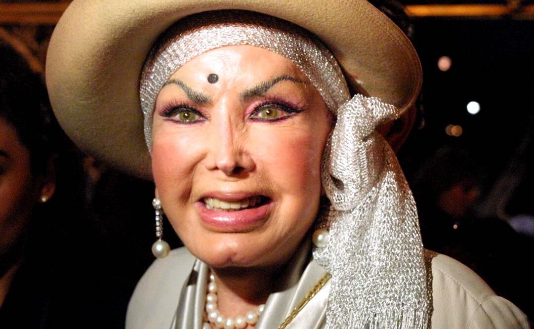 Irma Serrano en la presentación de la obra de Niurka y Bobby, Canción de Rachel en el teatro Fru-Fru. 26 de mayo 2005. Foto: Leticia Sánchez Núñez/ Archivo El Universal.