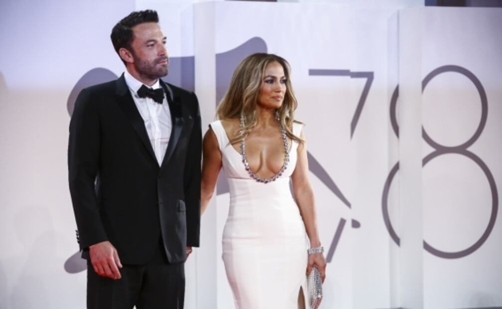 Ben Affleck y Jennifer Lopez sellan su amor con beso en la alfombra roja