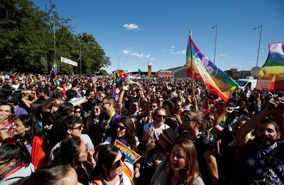 Miles marchan en el World Pride de Madrid; piden proteger comunidad LGBTTTI