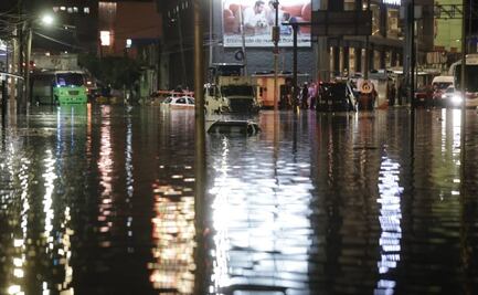 Fuerte lluvia en la Ciudad de México deja encharcamientos y árboles caídos
