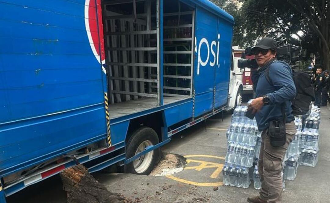 Un camión de reparto cayó esta mañana en un socavón que se formó en la alcaldía Benito Juárez.
Foto: Especial.