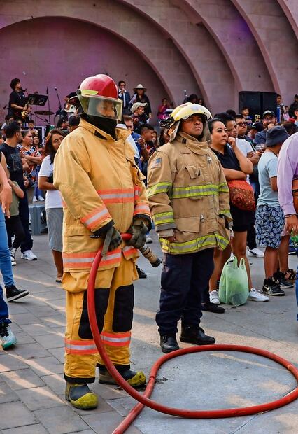Bomberos y paramédicos permanecieron atentos para atender cualquier emergencia. Foto: Hugo Salvador / EL UNIVERSAL