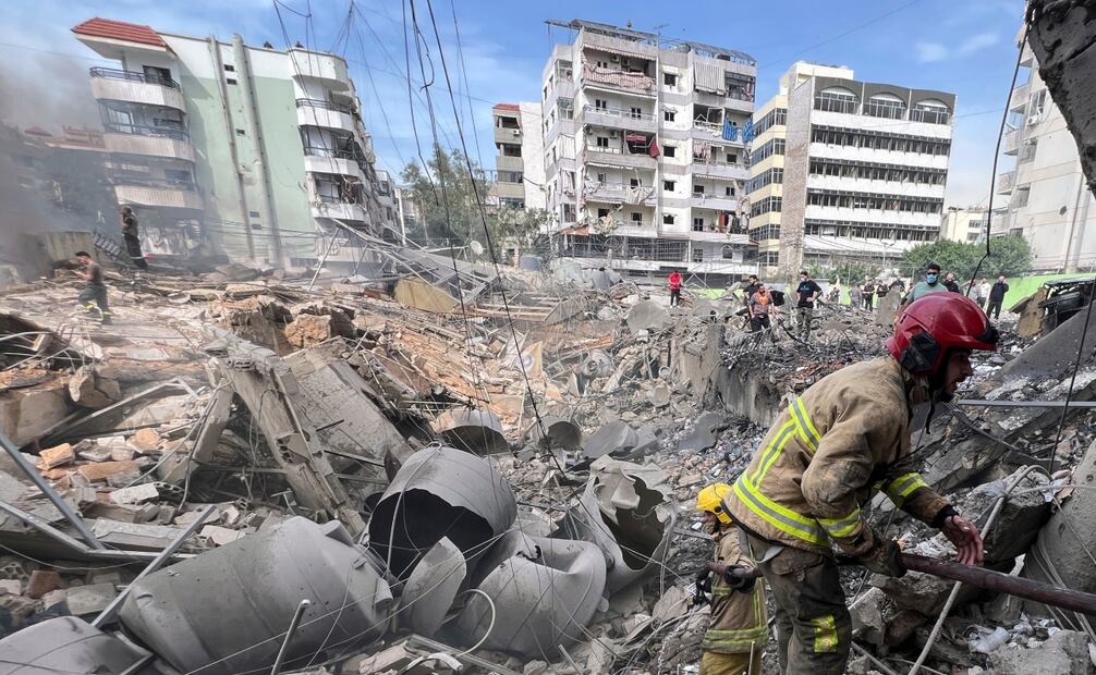 Los bomberos trabajan en el lugar de un ataque del ejército israelí en el suburbio de Dahiye, Beirut. Foto: AP
