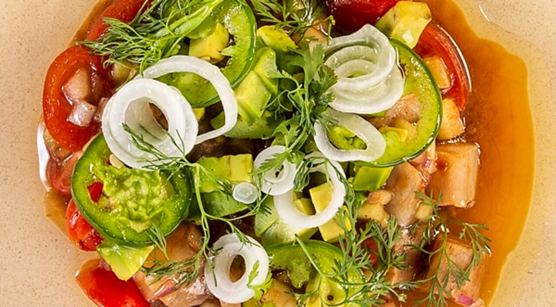 Ceviche con salsa negra de habanero y Clamato