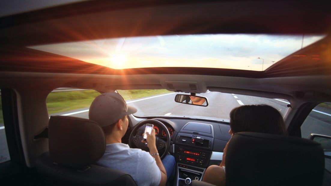 Conducir un auto con ayuda de Alexa. Foto: Pixabay