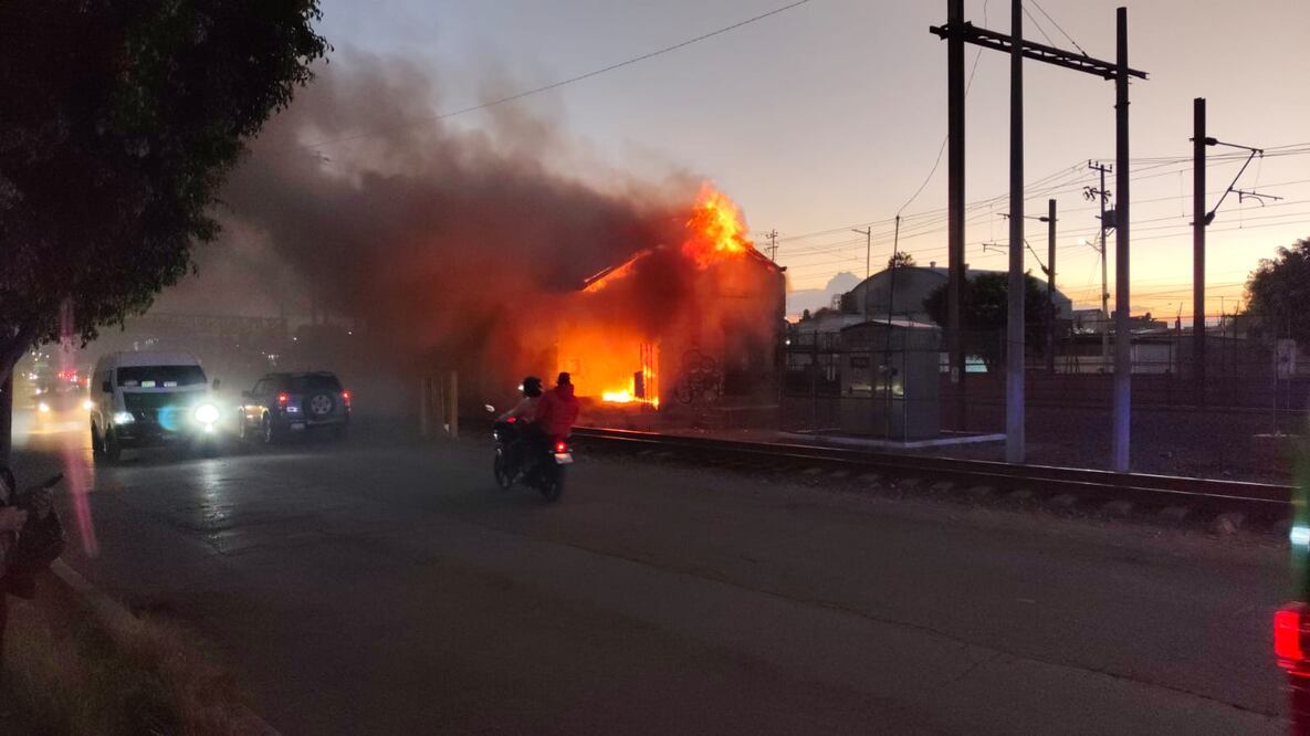 Un camión cisterna que llevaba agua para combatir un incendio fue arrollado por un tren en la vieja estación de ferrocarril en Cuautitlán. (30/01/2025) Foto Especial