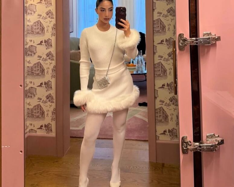 María Chacón apostó por un look donde sus medias blancas alargaron visualmente su silueta. Foto: Instagram @oficialmariachacon