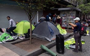 Maestros de la CNTE comienzan a instalar tiendas de campaña sobre la calle 5 de Mayo. Foto: Hugo Salvador / EL UNIVERSAL
