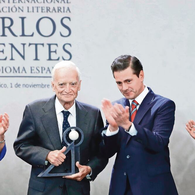 María Cristina García Cepeda, Luis Goytisolo, Enrique Peña Nieto y Silvia Lemus. Foto: JOSÉ MÉNDEZ. EFE 