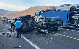 Chocan dos camionetas sobre la Autopista Siglo XXI; hay siete personas muertas  