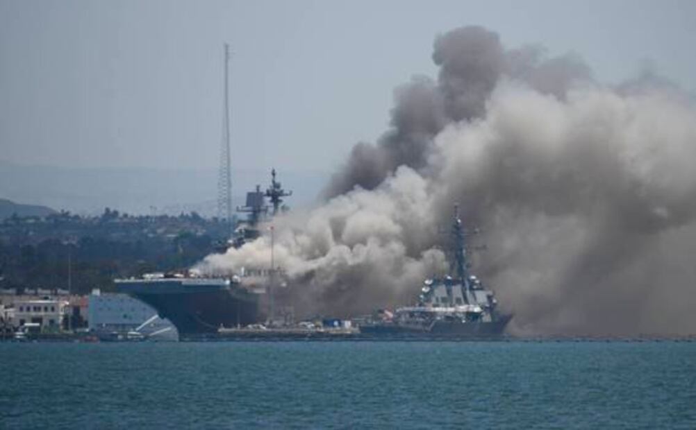 Incendio en buque de la Armada de EU en San Diego deja 18 heridos