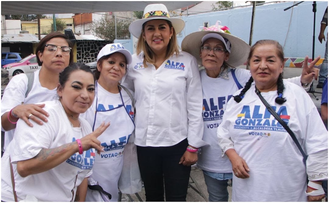 En sus recorridos por las colonias de Tlalpan, Alfa González hizo un llamado a los vecinos para votar de manera libre, informada, responsable y sin miedo por todas y todos los candidatos del PAN, PRI y PRD a los distintos puestos. Foto: Especial
