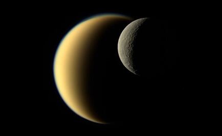 La NASA comparte imagen de contrastes entre lunas de Saturno