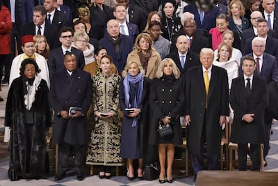Trump en primera fila entre Macron y su mujer, separado de Jill Biden; el detalle que no pasó desapercibido en Notre Dame 