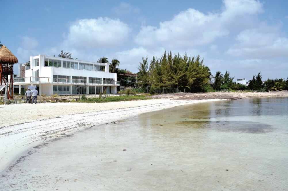 En estos terrenos costeros funcionaron durante años las Villas Juveniles del CREA, en la zona hotelera de Cancún, en lo que era la Reserva Territorial del entonces Instituto del Patrimonio Inmobiliario del Estado (ADRIANA VARILLAS. EL UNIVERSAL)