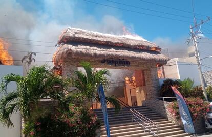 Incendio en delfinario de Isla Mujeres consume varias palapas