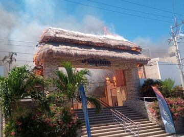 Incendio en delfinario de Isla Mujeres consume varias palapas