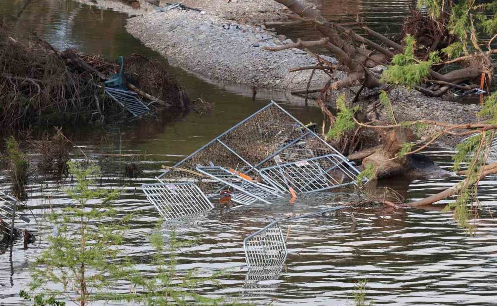 Fotografía de los escombros dejados debido a las inundaciones en los alrededores del río Guadalupe este martes, en Kerville, Texas (Estados Unidos). Los habitantes de la región de Texas devastada por las inundaciones del 4 de julio enfrentan "un día a la vez" las secuelas de la tragedia, que deja ya más de 100 muertos y una cifra indeterminada de desaparecidos. Foto: EFE