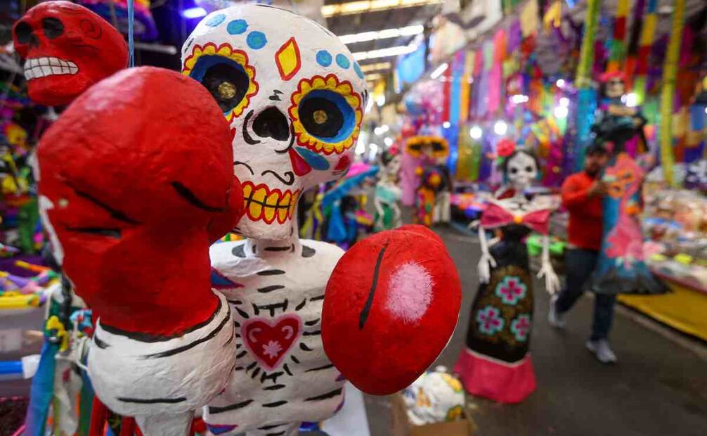 Artículos para decorar en época de Día de Muertos en el Mercado de Jamaica capturados este 11 de octubre de 2024. Foto: Luis Camacho/EL UNIVERSAL