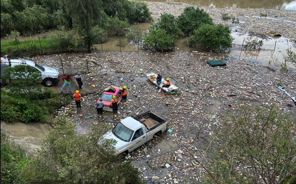 Elementos de Protección Civil rescatan cuatro autos atrapados en la presa Río Mixcoac en la alcaldía Álvaro Obregón tras las lluvias intensas del pasado domingo en la Ciudad de México, el 30 de junio de 2025. Foto: Juan Carlos Williams/EL UNIVERSAL