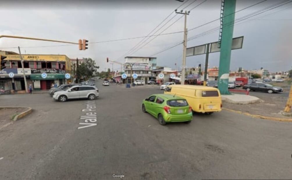 VIDEO: Conductor atropella a mujer y se la lleva en su cofre varias calles en Ecatepec