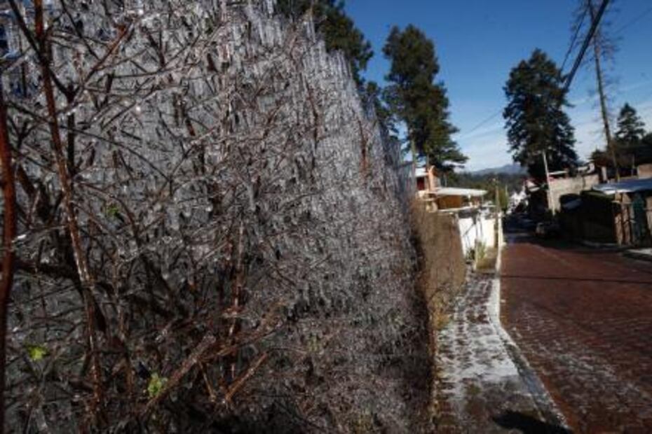 Caída de nieve provoca caos en la carretera México-Toluca 