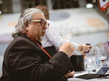 Conoce a Charlie Arturaola, el experto en vino que recorre el mundo