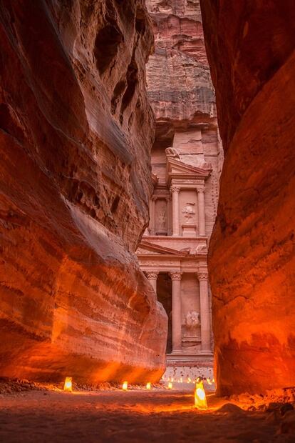 Petra y sus colosales monumentos tallados en roca