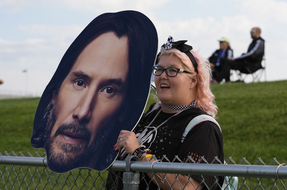 Fan de Keanu Reeves lo apoya en su debut en las carreras de autos. 
Foto: AP / Darron Cummings