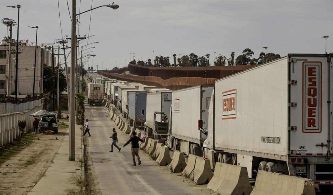 Una fila de camiones espera hasta ocho horas para cruzar la frontera con Estados Unidos en Tijuana, México, tras la activación este viernes 14 de febrero de 2025 de protocolos de seguridad e inspección de documentación. Foto: EFE