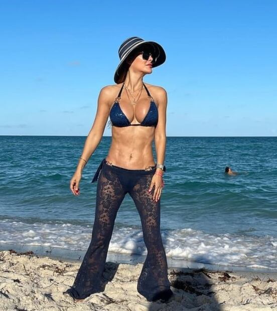Ninel Conde presume sus curvas en bikini y en encaje; promete "travesuras" en OnlyFans
