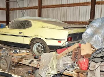 Encuentran extraño Ford Mustang abandonado en un garaje por casi 50 años